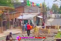 warga bergotongroyong memperbaiki jembatan Sonokembang (foto: Billy realitapublik.id)