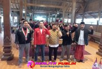 Sam Tito bersama puluhan kader dan calon kader GMNI ini bertempat di kediaman Mantan Wali Kota Malang, Drs. Peni Suparto, M.A.P. (foto: Billy realitapublik.id)