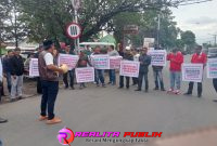 Aksi demo FPKFM di sepanjang jalan menuju perusahaan AQUA Winongan (foto: Saichu realitapublik.id)