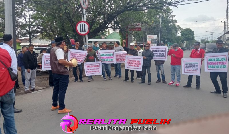 Aksi demo FPKFM di sepanjang jalan menuju perusahaan AQUA Winongan (foto: Saichu realitapublik.id)