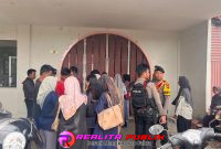 puluhan warga di kantor investasi di Jalan Kejayan, Desa Muktisari, Kecamatan Kebumen