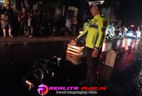 Polisi saat menunjukkan posisi seorang pelajar yang tewas usai kecelakaan saat menyenggol bagian Handel motor Supra-( Rody Sandra/realitapublik.id)