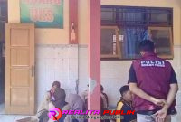 Petugas kepolisian saat melihat kondisi Siwa keracunan di sekolah (foto: Fery Eka S realitapublik.id)
