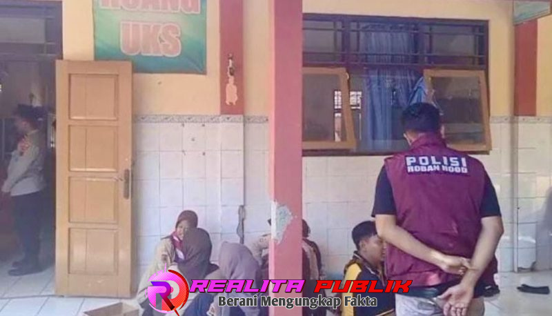 Petugas kepolisian saat melihat kondisi Siwa keracunan di sekolah (foto: Fery Eka S realitapublik.id)