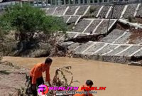 luapan Sungai Cipatujah mengikis tembok penahan tanah (foto: Lucy realitapublik.id)
