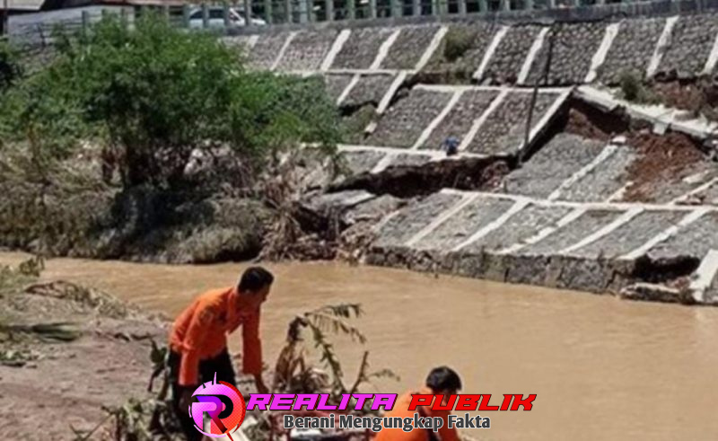 luapan Sungai Cipatujah mengikis tembok penahan tanah (foto: Lucy realitapublik.id)