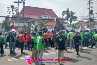 Aksi demo para ojol di depan gedung DPRD Kota Pasuruan (Chu realitapublik.id)