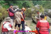 Tim gabungan SAR menyisir lokasi para korban yang terseret arus di sungai Genting (foto: Feri Eka S realitapublik.id)