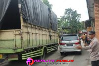 Polisi mengatur lalulintas di Jalan Pasir Eurih akibat truk mogok (Lucyana realitapublik.id)