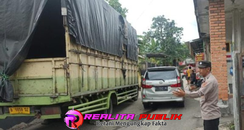 Polisi mengatur lalulintas di Jalan Pasir Eurih akibat truk mogok (Lucyana realitapublik.id)