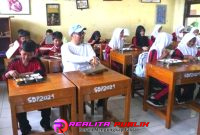 Bupati Batang, M Faiz Kurniawan, saat meninjau pelaksanaan MBG di SDN 1 Pandansari, Kecamatan Warungasem. (Foto: Feri/realitapublik.id)