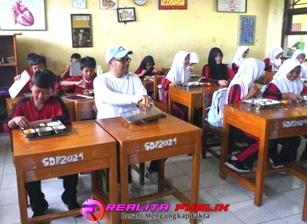 Bupati Batang, M Faiz Kurniawan, saat meninjau pelaksanaan MBG di SDN 1 Pandansari, Kecamatan Warungasem. (Foto: Feri/realitapublik.id)