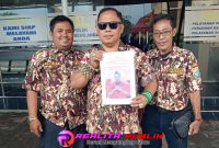 Ayi Suhaya bersama anggota GM FKPPI di depan SPKT Polres Pasuruan (Chu realitapublik.id)