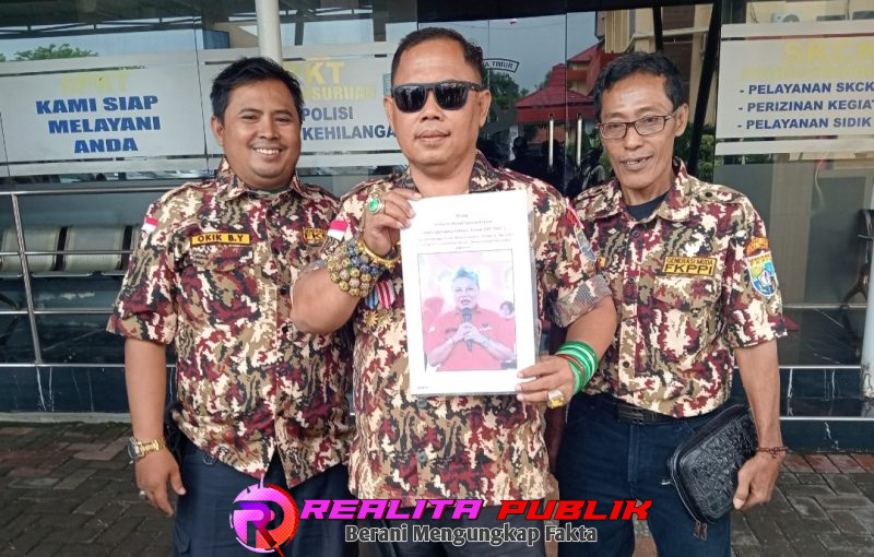 Ayi Suhaya bersama anggota GM FKPPI di depan SPKT Polres Pasuruan (Chu realitapublik.id)