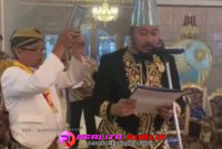 Suasana saat pengambilan sumpah dan penobatan di Keraton (bil realitapublik.id)