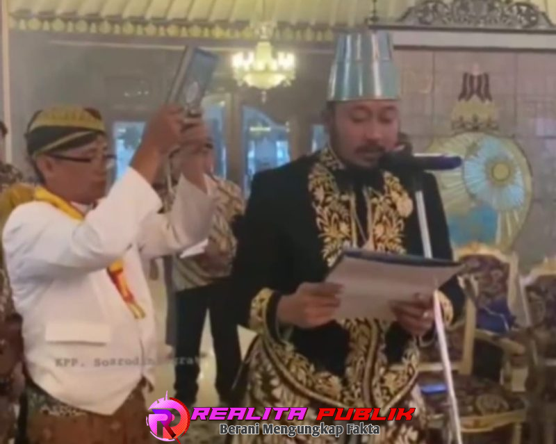 Suasana saat pengambilan sumpah dan penobatan di Keraton (bil realitapublik.id)