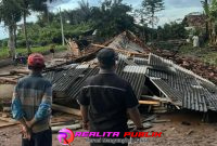 Daniel Priya Dinata, tinjau 4 rumah rusak berat 15 rusak sedang, 10 rusak ringan di desa blambangan (Rodi Sandra realitapublik.id)