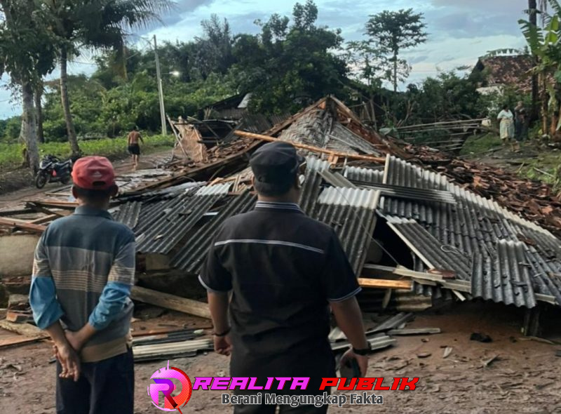 Daniel Priya Dinata, tinjau 4 rumah rusak berat 15 rusak sedang, 10 rusak ringan di desa blambangan (Rodi Sandra realitapublik.id)