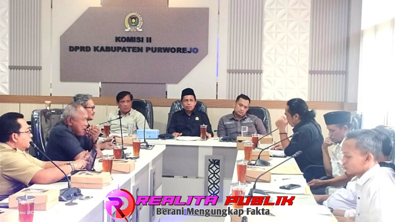 Rapat Dengar Pendapat (RDP) antara Aliansi Peduli Lingkungan DPC Kabupaten Purworejo dengan DPRD digelar di ruang rapat Komisi II DPRD Purworejo untuk membahas persoalan tambang ilegal.(Photo: Fauzi/realitapublik.id)