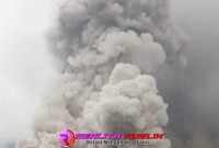 Erupsi Gunung Semeru, awan tebal membumbung tinggi (Saichu realitapublik.id)