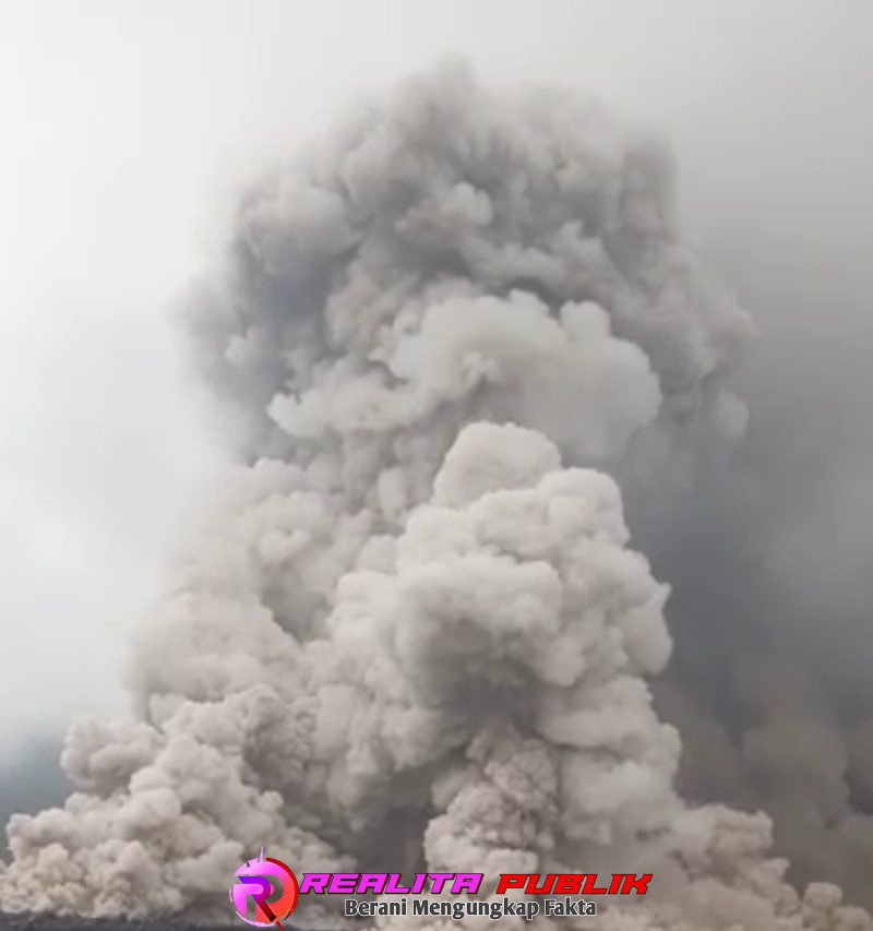 Erupsi Gunung Semeru, awan tebal membumbung tinggi (Saichu realitapublik.id)