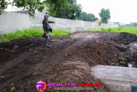 Arifin saat berada dilokasi pengurukan di pojok barat depan GOR Untung Suropati (Chu realitapublik.id)