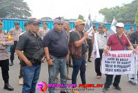 Formapan gelar aksi demo di depan perusahaan AQUA Gondangwetan (Chu realitapublik.id)