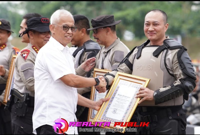 Kapolresta Malang Kota, Kombes Pol Nanang Haryono, SH, SIK, M.Si, terima penghargaan bergengsi (Bil realitapublik)