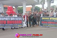 Aksi pendemo di depan Pendopo Bupati Kabupaten Pasuruan (Gib/Chu realitapublik.id)
