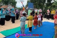 Suasana bahagia Wulan Sari Mirza, bersama saat Kunker warga (Rody Sandra realitapublik)