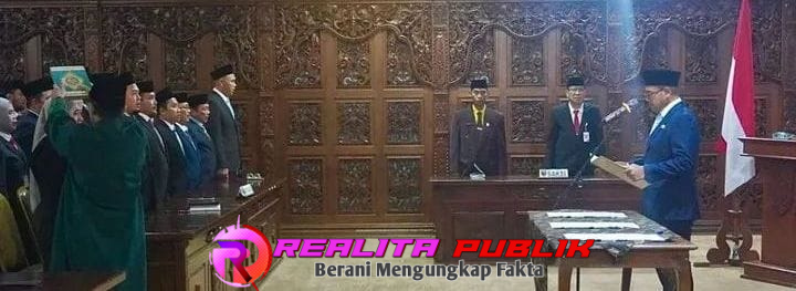 Pengambilan sumpah jabatan dalam pelantikan di aula Bupati Batang (foto: Fery Eka Realita Publik)