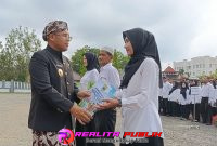 Bupati Batang M Faiz Kurniawan (kiri) menyerahkan Surat Keputusan kepada perwakilan Pegawai Pemerintah dengan Perjanjian Kerja Paruh Waktu, di halaman GOR Indoor Abirawa Batang, Senin (8/12/2025).