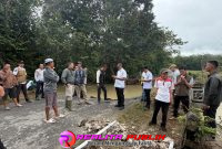 Tim Dinas PUPR Tubaba meninjau jembatan Way Nugrik yang ambrol.(Poto Rody Sandra/realitapublik.id)