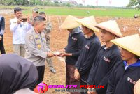 Penyerahan bibit jagung secara simbolis oleh Kabaharkam Polri, Komjen Pol Karyoto kepada kelompok tani di Kabupaten Indramayu. (Photo: Suroso/realitapublik.id)