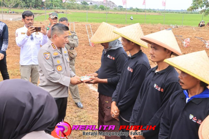 Penyerahan bibit jagung secara simbolis oleh Kabaharkam Polri, Komjen Pol Karyoto kepada kelompok tani di Kabupaten Indramayu. (Photo: Suroso/realitapublik.id)