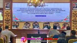 Rapat Koordinasi Lintas Sektoral, persiapkan pengamanan perayaan Natal 2025 dan Tahun Baru 2026, di Aula Bupati Batang, Jumat (19/12/2025).