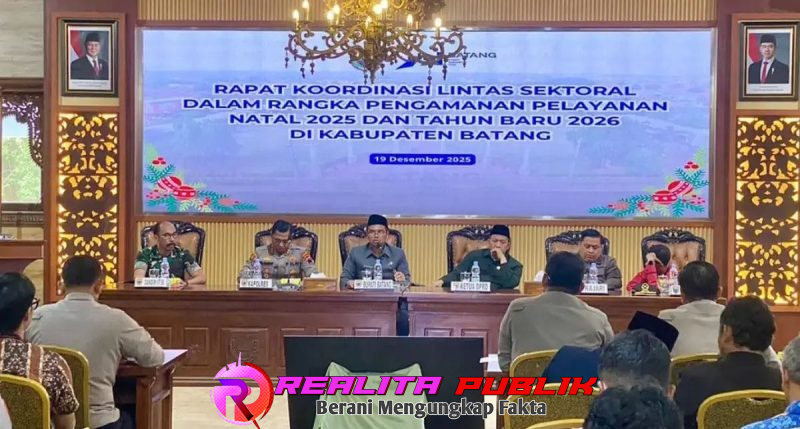 Rapat Koordinasi Lintas Sektoral, persiapkan pengamanan perayaan Natal 2025 dan Tahun Baru 2026, di Aula Bupati Batang, Jumat (19/12/2025).
