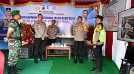 Kapolda Jawa Tengah (Jateng) Irjen Ribut Hari Wibowo mengecek Pos Pelayanan (Posyan) Tawangmangu dalam rangka Operasi Lilin Candi 2025 libur Natal 2025 dan Tahun Baru 2026 (Nataru).
