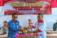 Ketua Koperasi, Jayuli, S.E., secara simbolis serahkan potongan tumpeng (Fery Eka realitapublik.id)