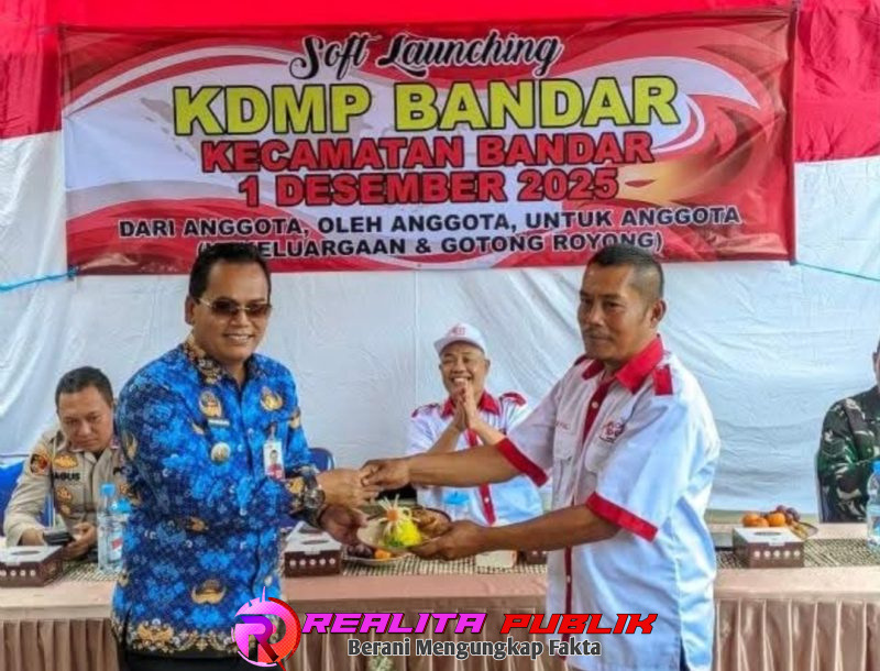 Ketua Koperasi, Jayuli, S.E., secara simbolis serahkan potongan tumpeng (Fery Eka realitapublik.id)