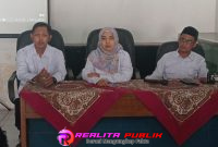 Vita Suci Rahayu, S.Sos, (tengah), didampingi tim pertimbangan A. Marta Affandi, S.E. (kanan) dan A. Sofyan Sauri, S.E (kiri)