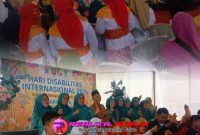 Sejumlah mahasiswa SLBN Negeri Suka Maju Menampilkan Tarian angklung (Rody Sandra/realita publik)