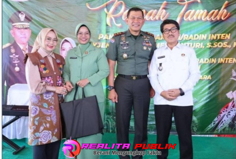 TNI Kristomei Sianturi S.sos.,m,si di dampingi ketua persit Kartika Chandra Kirana XXI/RI ibu Asti krestomei (Poto: Rody Sandra/realita publik)


