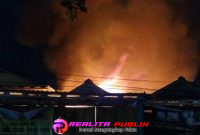 Api melalap gudang mebel (foto: Indri realitapublik)