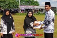 Penghargaan di peringati Hari Guru Nasional (foto: Fery Eka realitapublik)