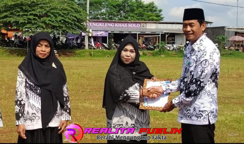 Penghargaan di peringati Hari Guru Nasional (foto: Fery Eka realitapublik)