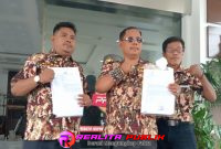 Ayo Suhaya bersama anggota gelar jumpa pers didepan Polres Pasuruan (foto: Saichu realitapublik.id)