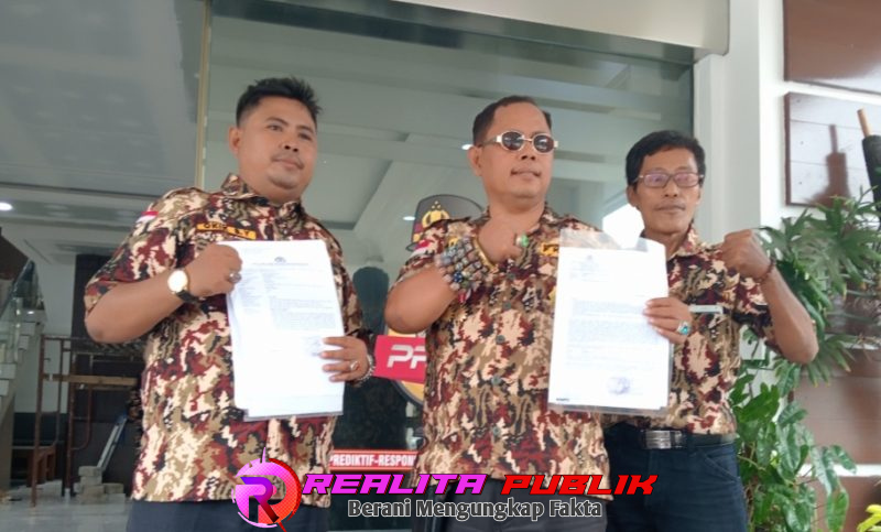 Ayo Suhaya bersama anggota gelar jumpa pers didepan Polres Pasuruan (foto: Saichu realitapublik.id)