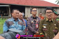 meninjau kondisi pasca hujan lebat berserta Angin kencang (Poto: Rody Sandra/realita publik)