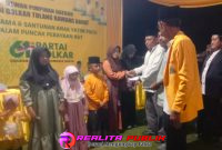 HUT Partai Golkar Ke 61 berikan santunan anak yatim (Foto: Rody Sandra realita publik)